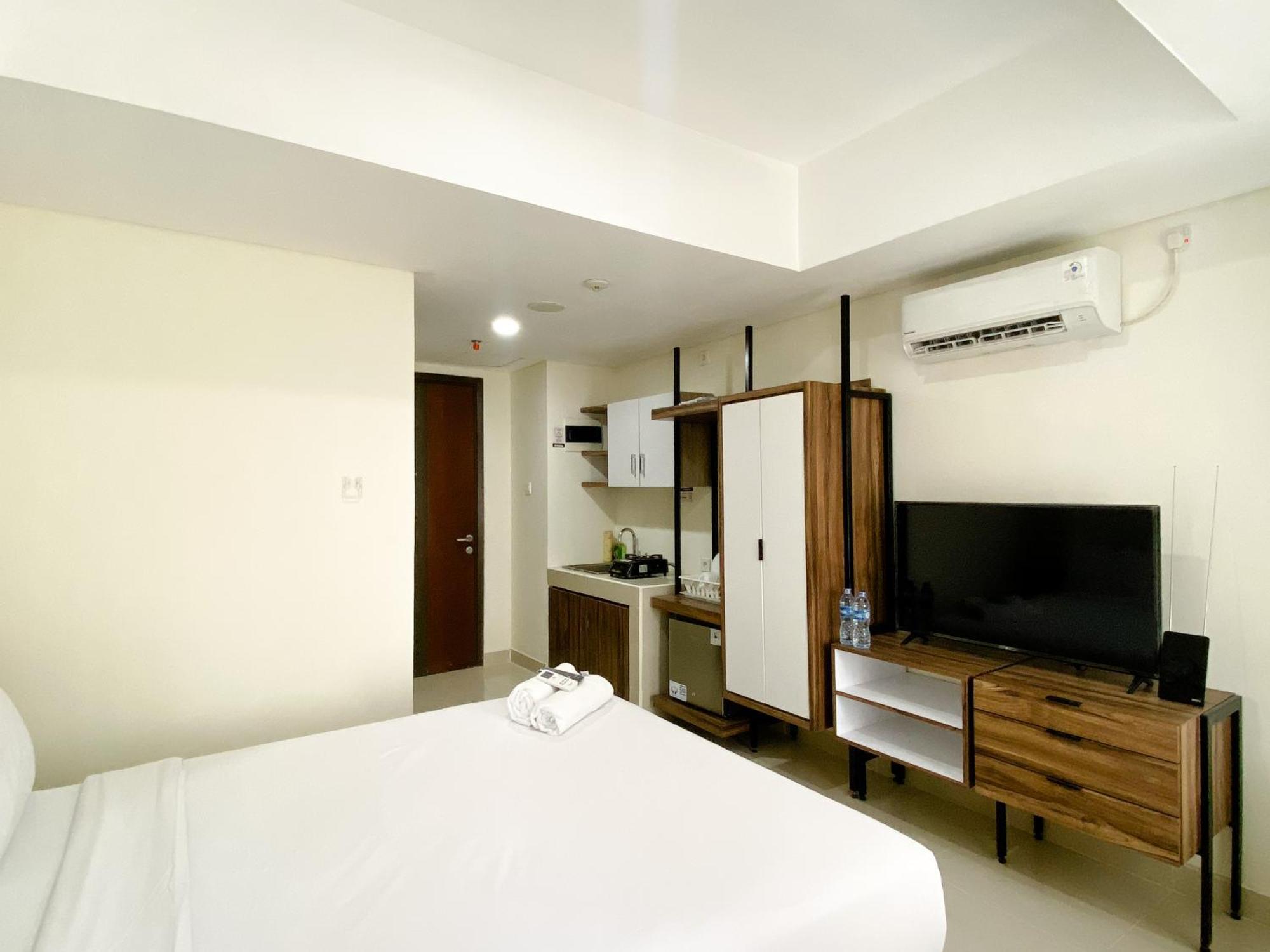 Homey And Cozy Stay Studio Room Pollux Chadstone Apartment By Travelio Cikarang Exterior photo